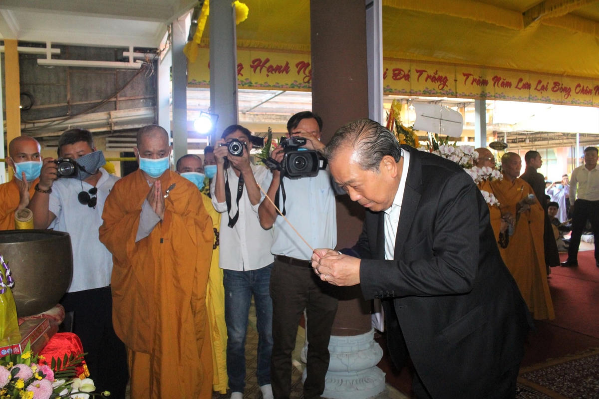Phó Thủ tướng Thường trực Trương Hòa Bình viếng hương.