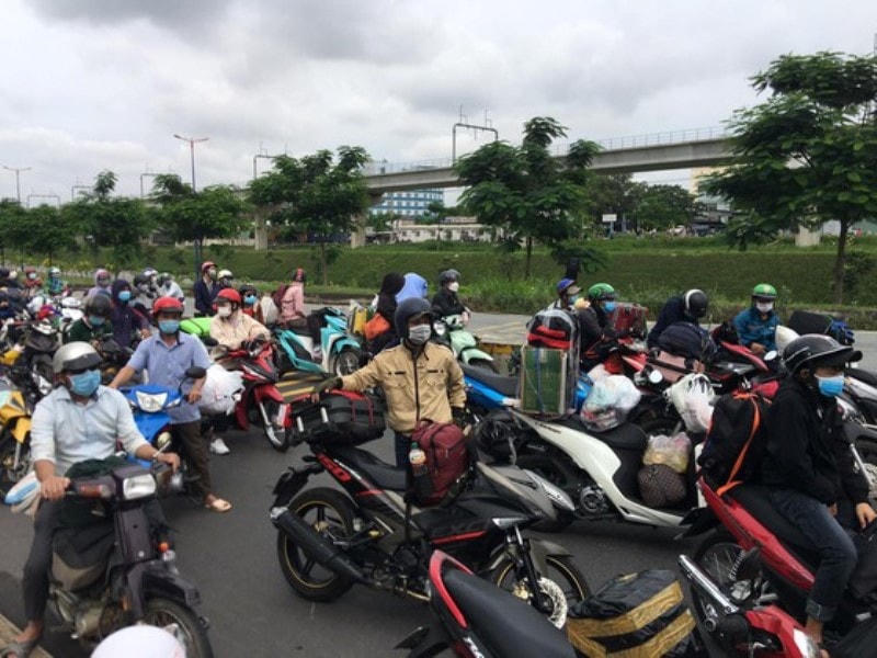 Nhiều người lao động về tự về quê bằng xe gắn may gây ùn tắc cục bộ kéo dài vài giờ.
