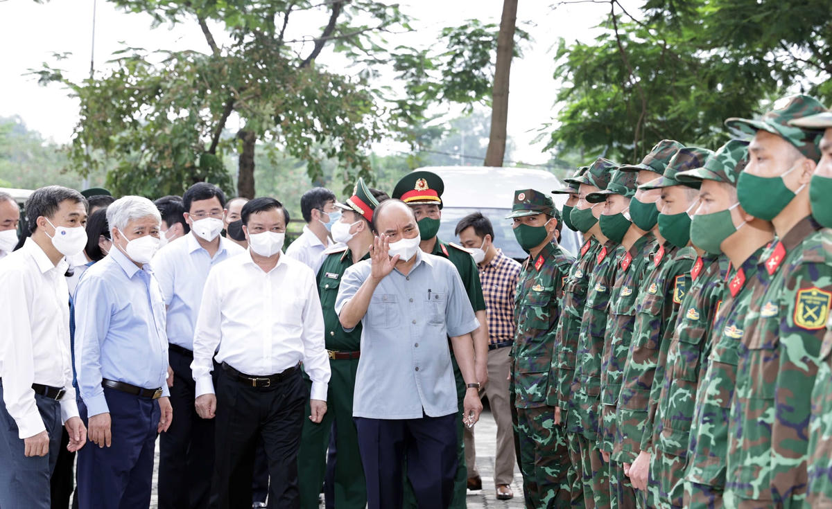 Chủ tịch nước Nguyễn Xuân Phúc, Chủ tịch UBTƯ MTTQ Việt Nam Đỗ Văn Chiến thăm, động viên cán bộ chiến sĩ làm việc tại cơ sở thu dung, điều trị bệnh nhân Covid-19 do Bệnh viện đa khoa Hà Đông và Bộ Tư lệnh Thủ đô điều hành.
