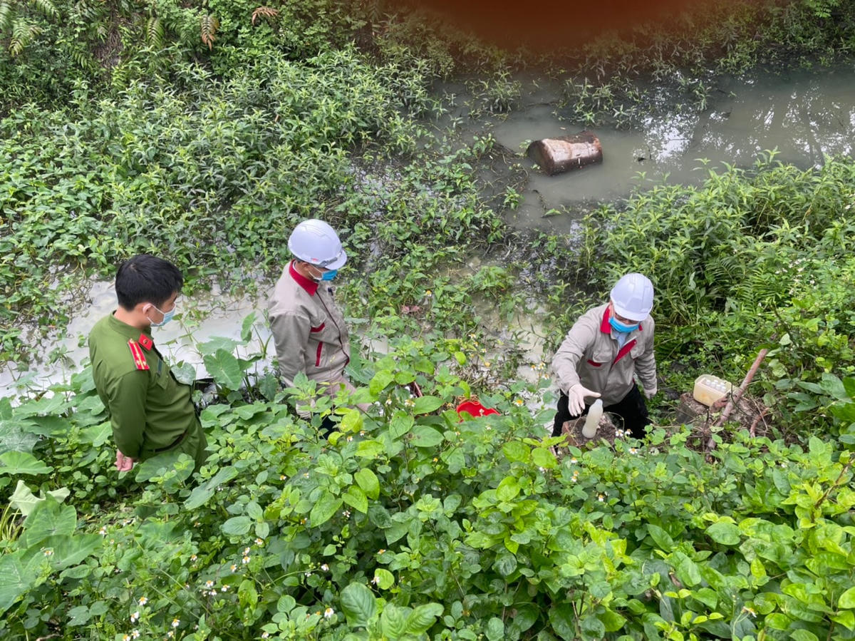 Cơ quan chức năng kiểm tra mẫu nước thải.