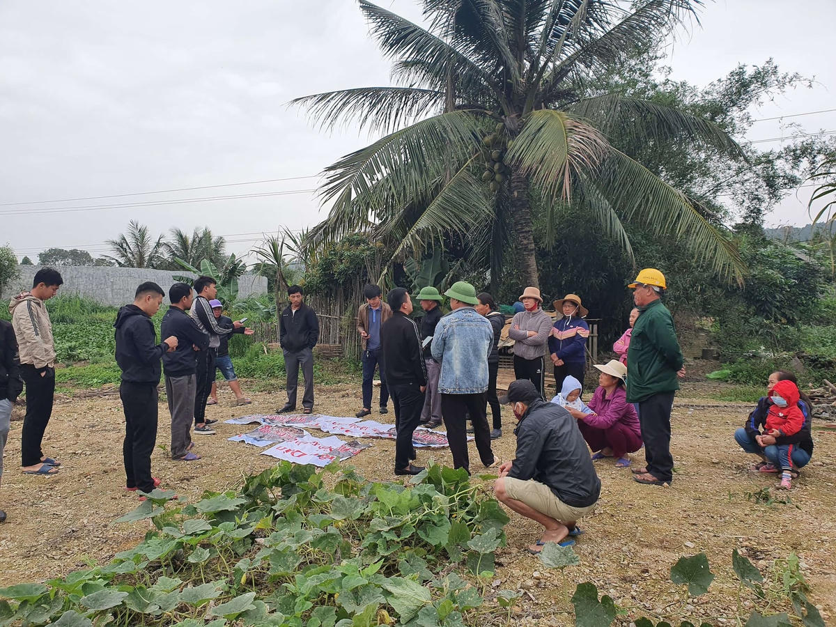 Người dân tập trung phản đối doanh nghiệp Phú Sinh gây ô nhiễm môi trường.