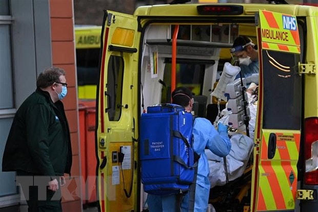 Chuyển bệnh nhân nhiễm Covid-19 tới bệnh viện. Ảnh: AFP/TTXVN.
