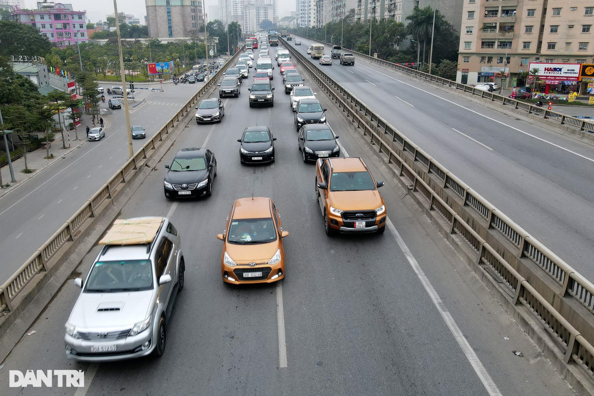 Các tài xế mất khoảng gần một giờ đồng hồ mới có thể đi từ đường vành đai 3 tới cầu Thanh Trì.