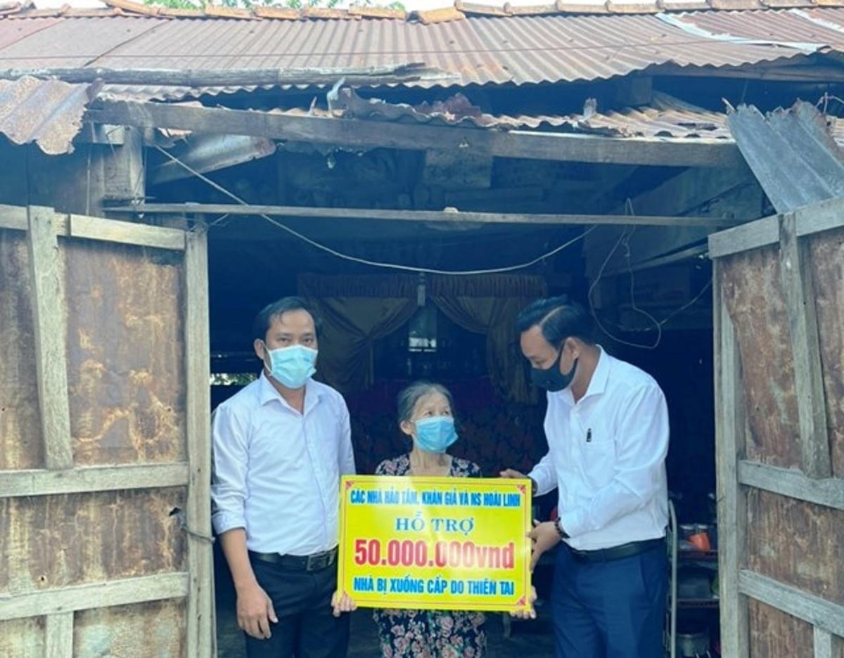 Đoàn từ thiện của nghệ sĩ Hoài Linh hỗ trợ cho người dân Quảng Nam.