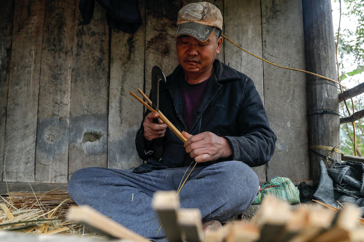 Chân hương được làm từ tre hoặc cây mai.