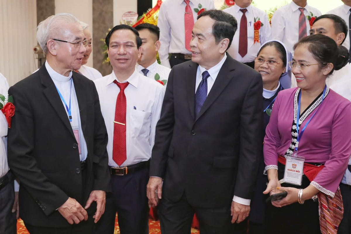 Chủ tịch Trần Thanh Mẫn trò chuyện cùng các đại biểu. Ảnh: Quang Vinh.