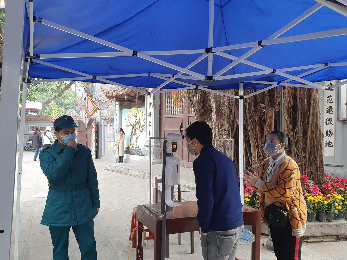 Người dân đến chùa đều phải đo thân nhiệt và thực hiện sát khuẩn tay để đảm bảo yêu cầu phòng chống dịch.