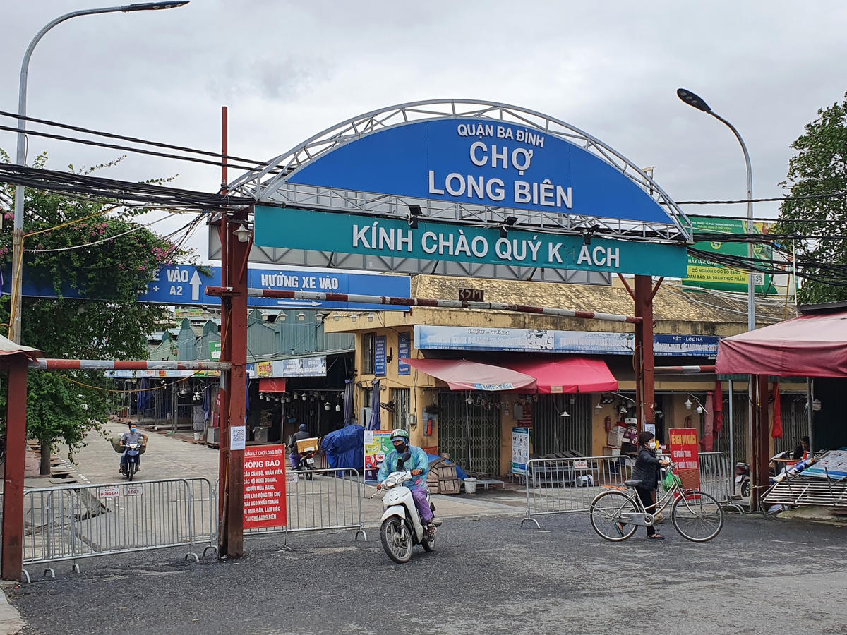 Theo đó, ngày 20/10, UBND phường Phúc Xá (Ba Đình, Hà Nội) đã ban hành quyết định dỡ bỏ các biện pháp phong tỏa, cách ly y tế đối với chợ Long Biên, sau hơn 2 tháng áp dụng do liên quan đến ca dương tính với SARS-CoV-2.