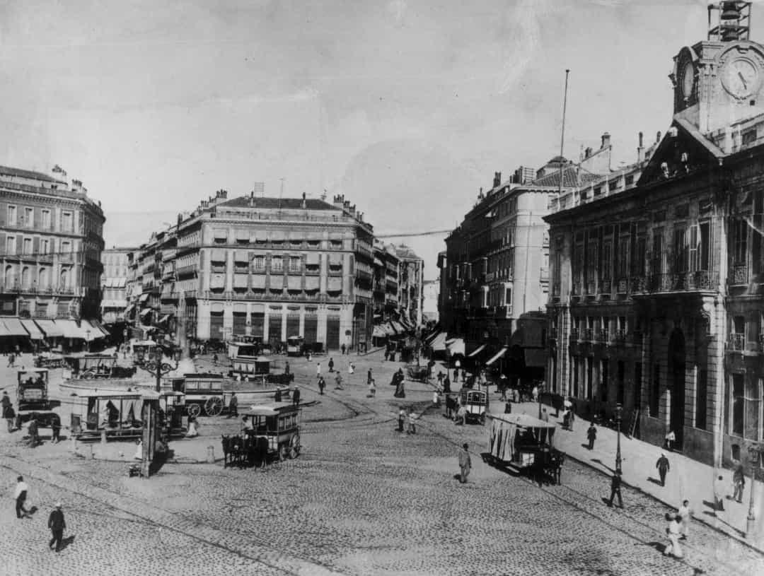 Puerta del Sol, một trong những địa điểm mang tính biểu tượng nhất ở Madrid vào năm 1880.  