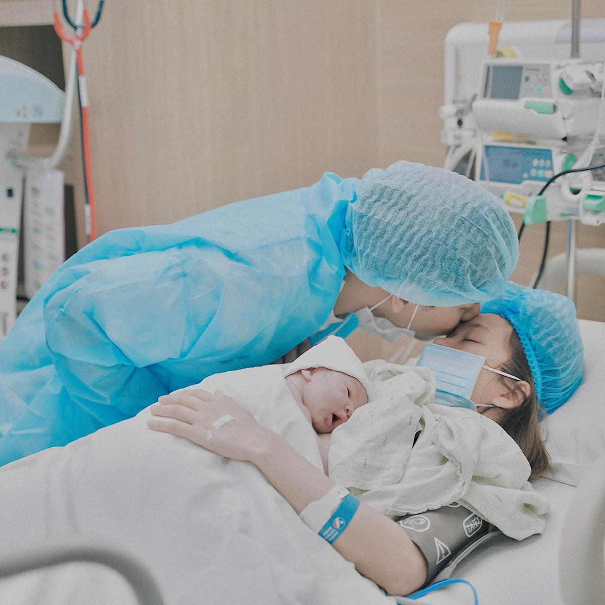 Những khoảnh khắc ngọt ngào bên đứa con đầu lòng. Ảnh: FBNV.
