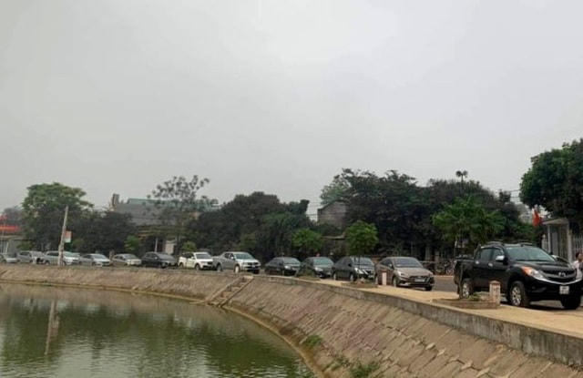 Hàng dài xe ô tô đến tham gia đấu giá 23 lô đất tại một xã vùng nông thôn huyện Thọ Xuân, Thanh Hóa vào đầu tháng 4/2021. Ảnh: Trần Lê.  