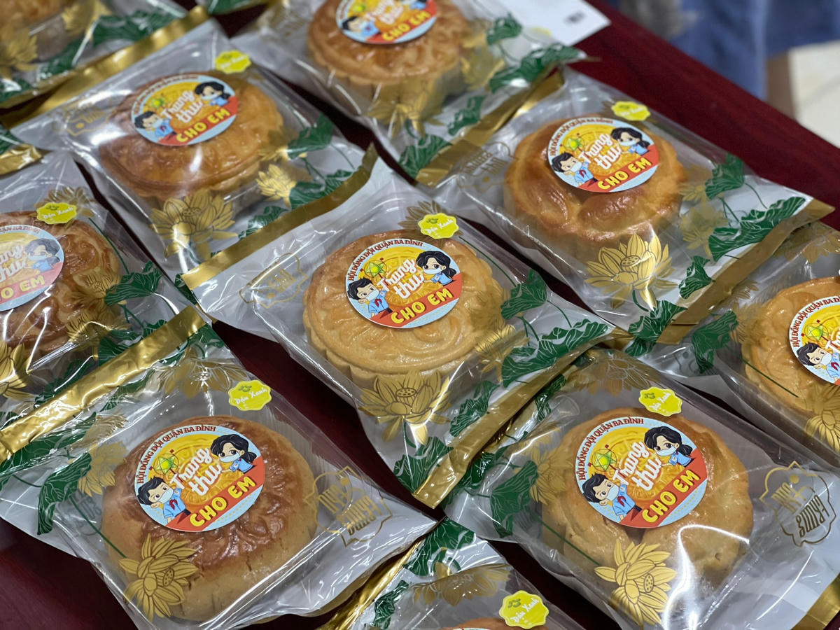 Hàng trăm chiếc bánh trung thu “handmade” của các thầy cô và cán bộ, đoàn viên Quận đoàn Ba Đình đã được trao tặng đến tận tay học sinh có hoàn cảnh khó khăn trên địa bàn quận.