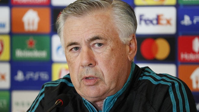 Carlo Ancelotti nói về trận đấu với Barcelona trong họp báo. Reuters