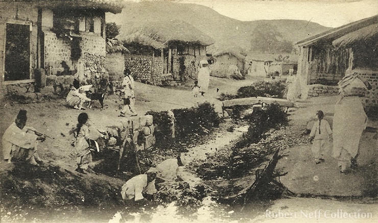 Đường phố và mương ở thủ đô Seoul vào đầu những năm 1900. Ảnh: Korea Times.