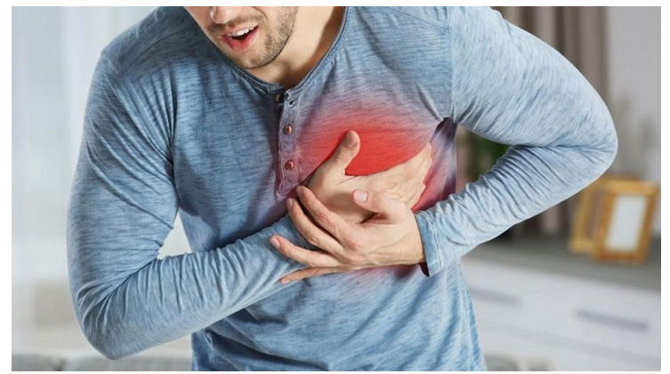 Cần cấp cứu ngay trong vòng 1-2 giờ đồng hồ nếu xuất hiện các tổn thương như đau ngực, khó thở, đau lưng, yếu liệt chi,... (Ảnh minh hoạ).