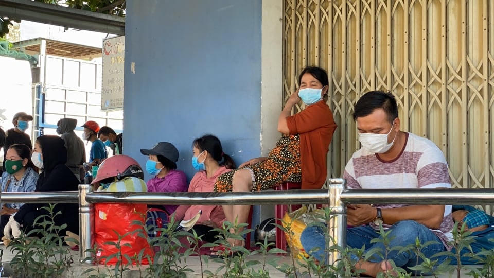 Bà con Quảng Nam từ TP Đà Nẵng về quê đợi chờ tại chốt kiểm dịch Covid-19.