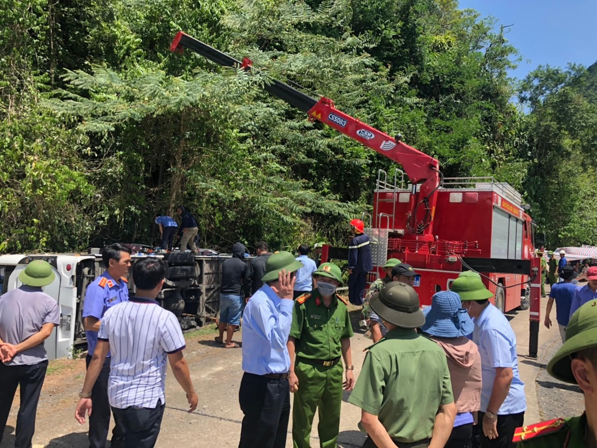 Chủ tịch UBND tỉnh Quảng Bình Trần Công Thuật trực tiếp đến hiện trường chỉ đạo công tác cứu nạn, cứu hộ.
