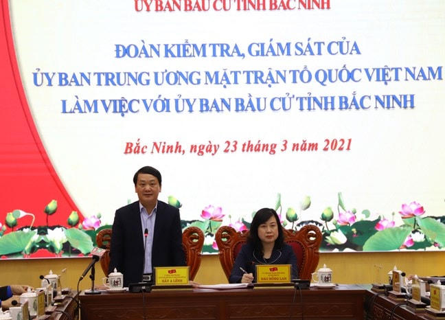 Phó Chủ tịch - Tổng Thư ký UBTƯ MTTQ Việt Nam Hầu A Lềnh phát biểu tại buổi làm việc với Ủy ban Bầu cử thị xã Từ Sơn.