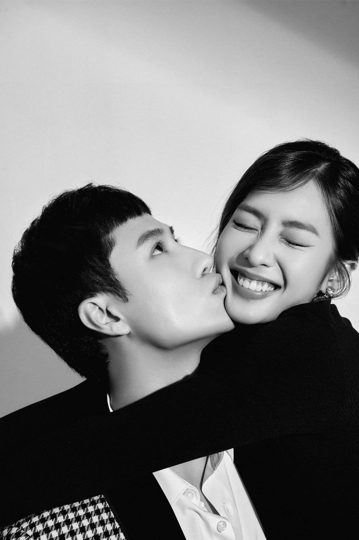 Mới đây, Khả Ngân công khai bộ hình “tình bể tình” cùng Thanh Sơn khiến khán giả “đứng ngồi không yên”.
