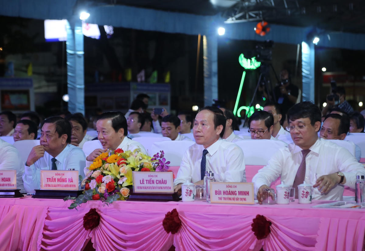 Phó Chủ tịch - Tổng Thư ký UBTƯ MTTQ Việt Nam Lê Tiến Châu và các vị lãnh đạo dự lễ kỷ niệm. 