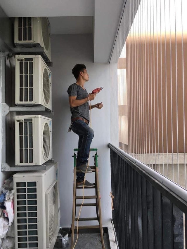 Nhiều gia đình ở Hà Nội đã vội vã gọi thợ đến lắp lưới an toàn ban công sau vụ cháu bé rơi ở chung cư.