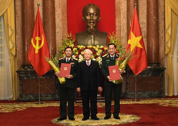 Tổng Bí thư, Chủ tịch nước Nguyễn Phú Trọng trao quyết định thăng quân hàm lên Thượng tướng và chúc mừng 2 Thứ trưởng Nguyễn Tân Cương và Võ Minh Lương. Ảnh: qdnd.vn.
