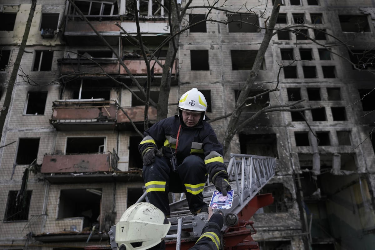 Một tòa nhà bốc cháy ở thủ đô Kiev, Ukraine. Ảnh: AP.