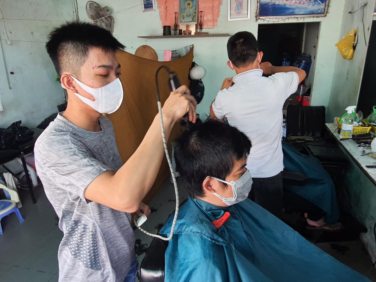 Ngay từ sáng sớm nhiều người đã tìm đến các tiệm hớt tóc sau khi được nới lỏng giãn cách xã hội.