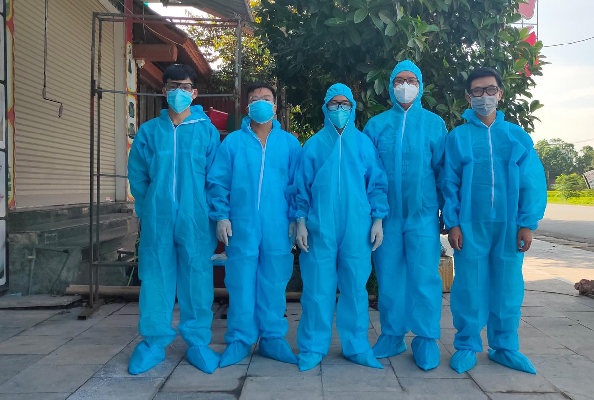 Hai bác sĩ và 3 điều dưỡng trong nhóm chi viện của Yên Bái tại huyện Việt Yên, tỉnh Bắc Giang.