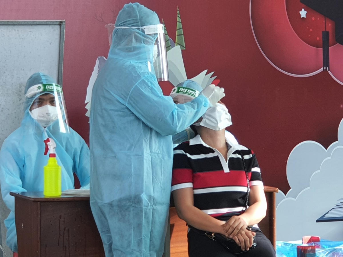 Test nhanh cho người dân những nơi có nguy cơ cao. 