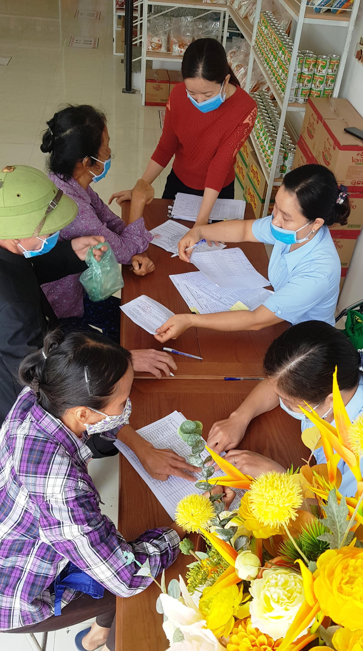 Người nghèo cảm thấy ấm lòng vì nhận được sự quan tâm của cộng đồng.