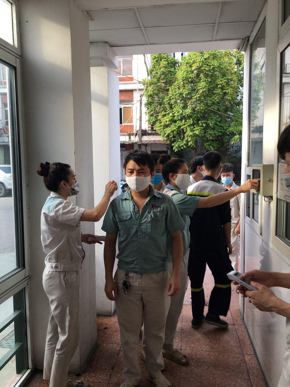 Công nhân trước khi vào dây chuyển sản xuất đều phải thực hiện các bước đo thân nhiệt, sát khuẩn, khẩu trang đeo trong suốt quá trình làm việc.