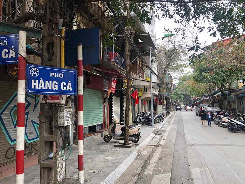 Mùng 1 Tết Tân Sửu, người dân Hà Nội ra đường chúc Tết, nhiều tuyến phố sôi động