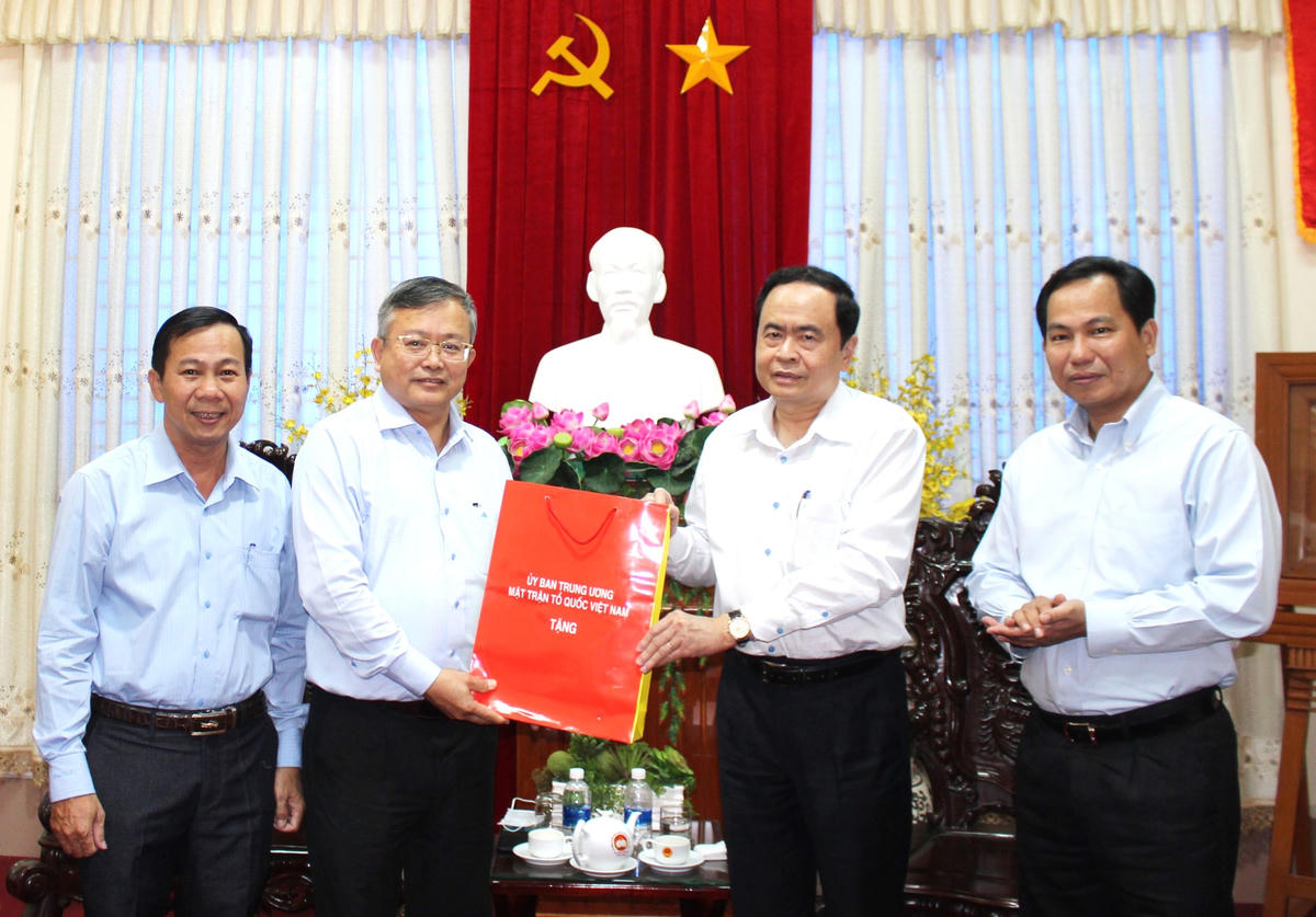 Chủ tịch Trần Thanh Mẫn tặng quà Ủy ban MTTQ Việt Nam TP Cần Thơ.