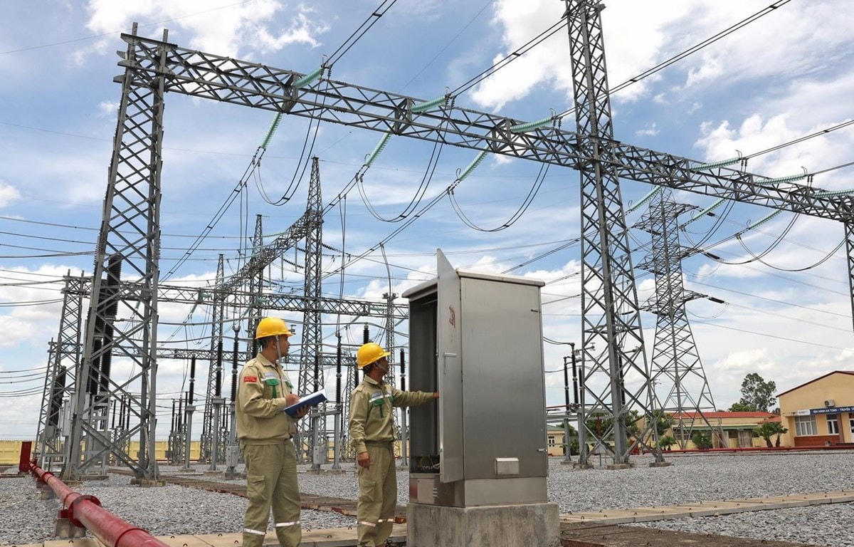 Do nhiệt độ tăng cao, công nhân Truyền tải Điện Nghệ An tăng cường kiểm tra kỹ thuật thiết bị trạm biến áp 220kV Đô Lương. (Ảnh: Ngọc Hà/TTXVN).