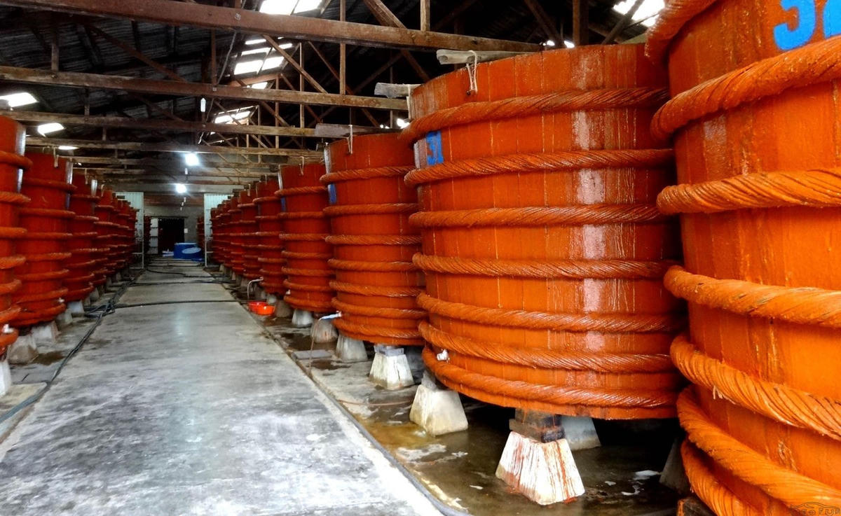 Một xưởng sản xuất nước mắm truyền thống.