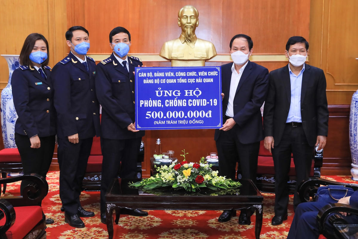 Phó Chủ tịch - Tổng Thư ký Lê Tiến Châu tiếp nhận ủng hộ từ Đảng bộ Cơ quan Tổng cục Hải quan. Ảnh: Quang Vinh.