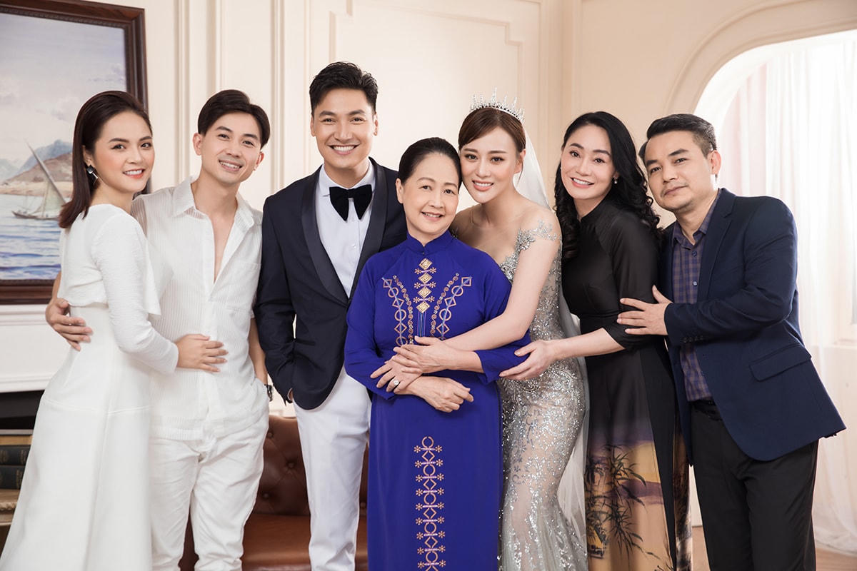 Ảnh cưới là có thật, nhưng chính xác đây chỉ là đạo cụ của phim "Hương vị tình thân". Buổi chụp hình cưới của cặp Nam - Long còn có sự tham gia của các thành viên trong gia đình như cụ Dần (NSND Như Quỳnh), ông Khang (Mai Nguyên), bà Xuân (Quách Thu Phương), Hoàng Anh Vũ (Huy) và Thy (Thu Quỳnh).  