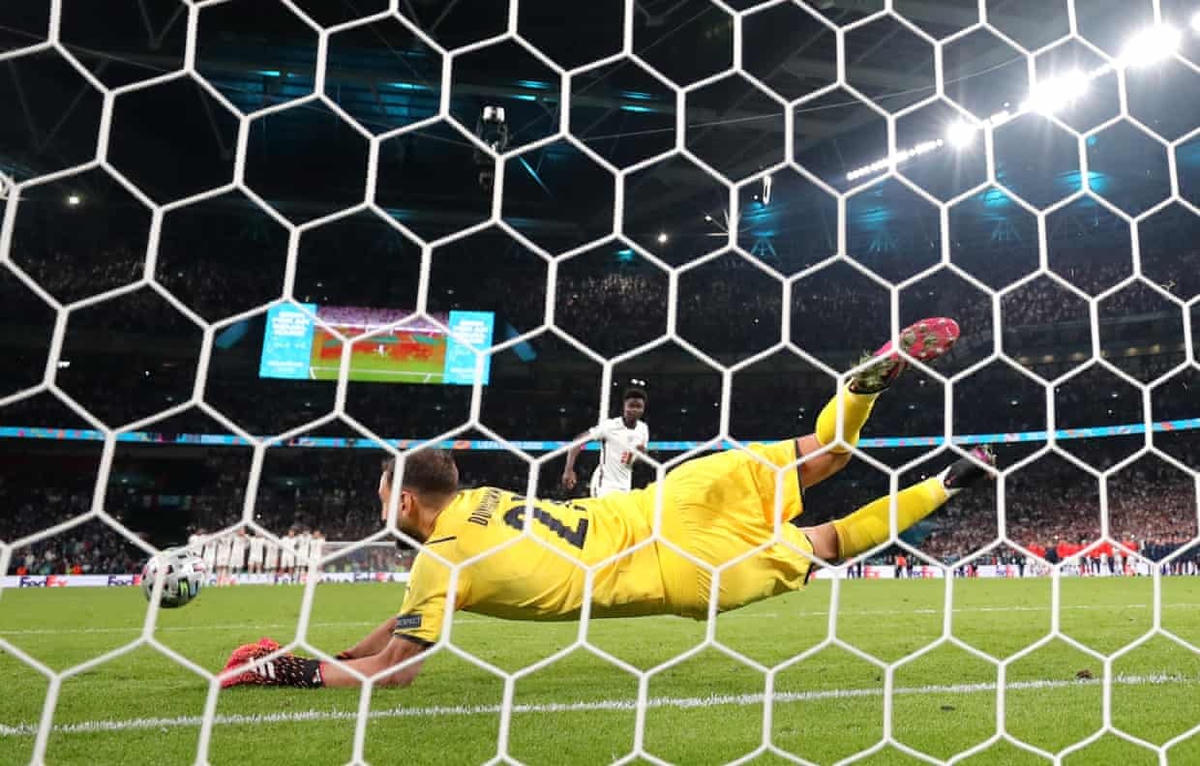 Gianluigi Donnarumma cản phá thành công cú sút của Saka.