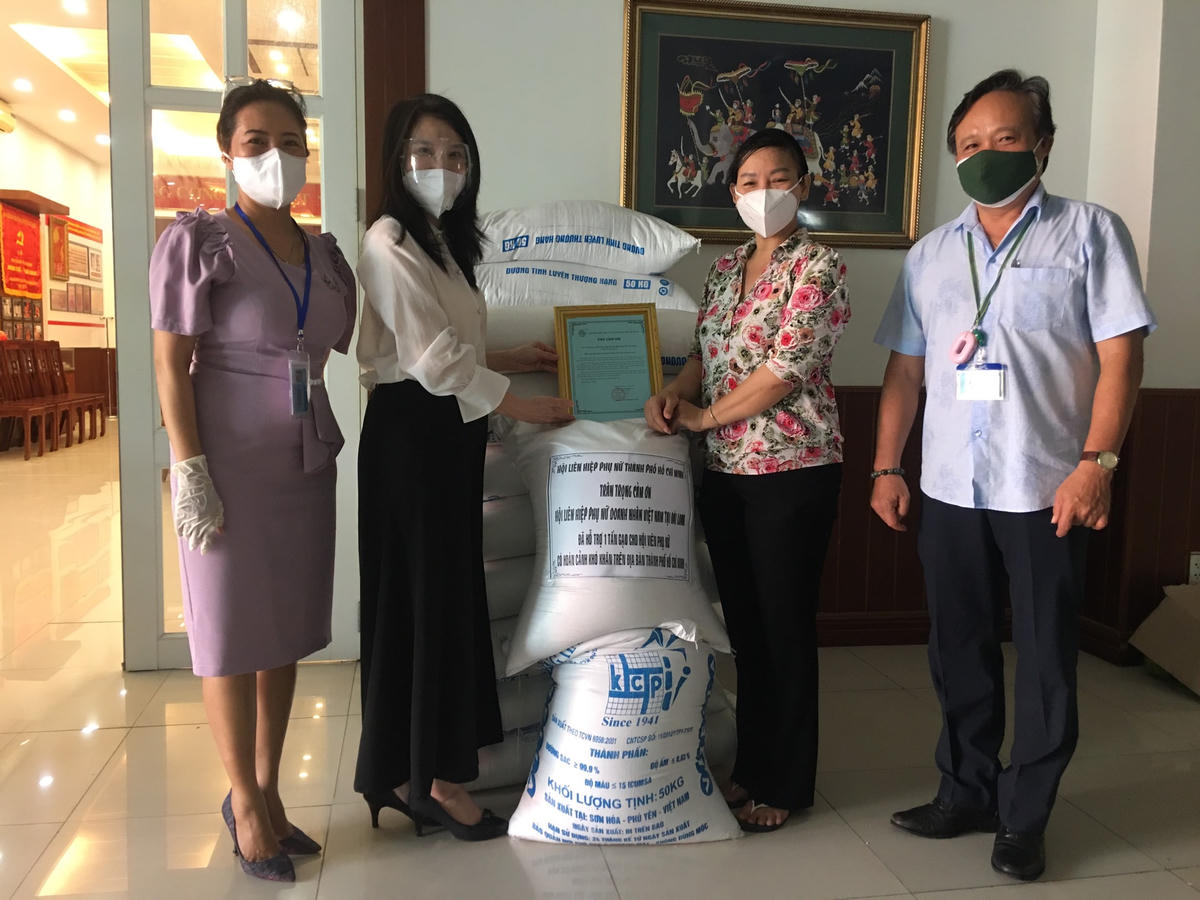 Hội Liên hiệp Phụ nữ Doanh nhân Việt Nam tại Đài Loan (Trung Quốc) hỗ trợ gạo cho Hội Liên hiệp Phụ nữ TP HCM.