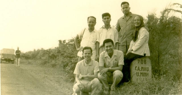 Các đại biểu tại cột mốc 708 Cà Mau - U Minh (Cô Tám - N.N.Hà - L.B.Châu - N.N.Trân).