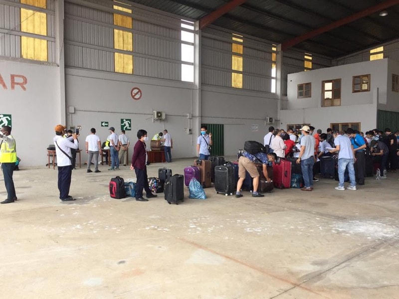 [ẢNH] Đón công dân Việt Nam ở sân bay Bata của Guinea Xích đạo