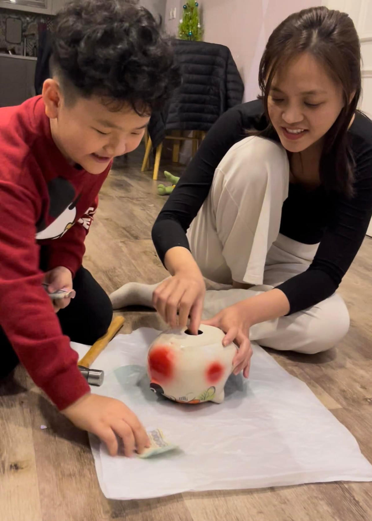 Thời gian làm việc bận rộn, song Thu Quỳnh luôn sắp xếp thời gian chơi với bé Be - con trai của mình. 