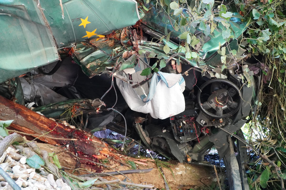 Phần cabin xe bị biến dạng.