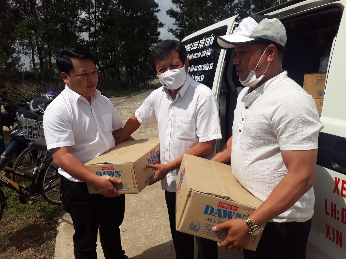Cũng tại quán cơm 5000 trưa nay, ông Hải đã tiếp nhận những thùng sữa do các mạnh thường quân ủng hộ gửi tặng đến những em nghèo vùng cao.