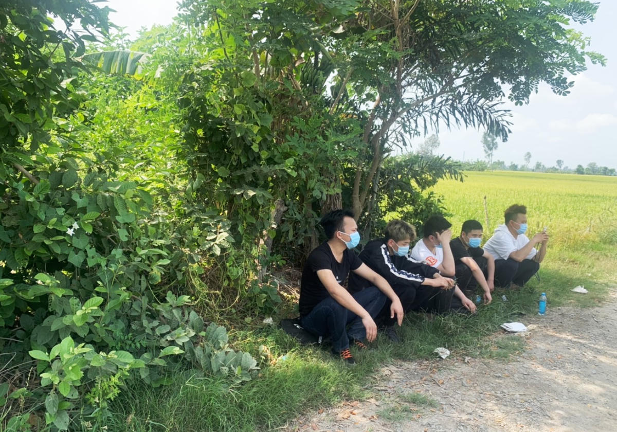 Các đối tượng đang ngồi chờ người xuất cảnh trái phép sang Campuchia.