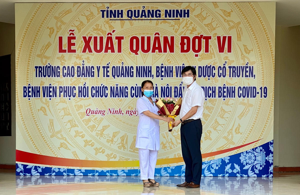 Ông Nguyễn Trọng Diện, Giám đốc Sở Y tế Quảng Ninh tặng hoa, quà hỗ trợ Đoàn y bác sĩ tình nguyện.