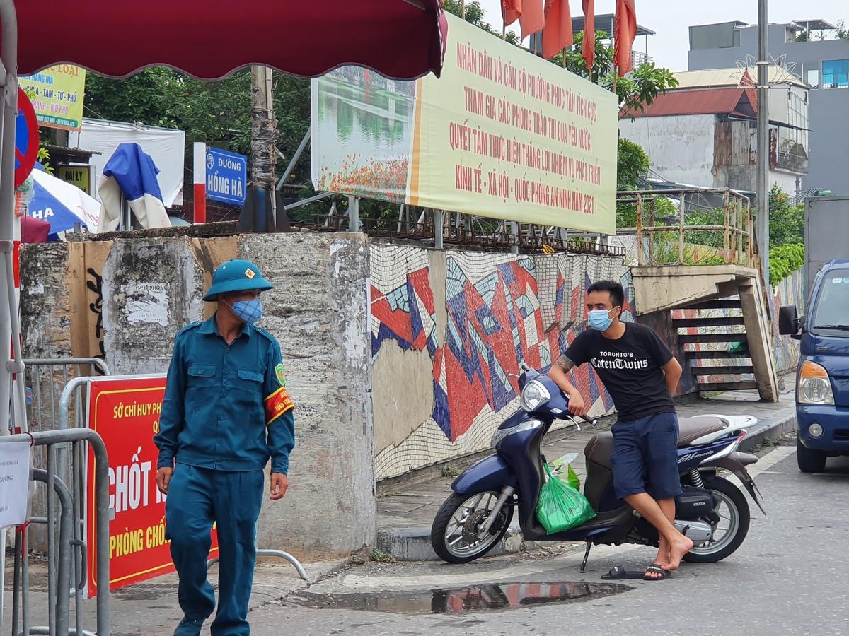 Theo quy định, người dân chỉ được nhận đồ vào các khung giờ 8h-10h sáng và 14h-16h chiều. Ngoài khung giờ trên sẽ không được nhận đồ.
