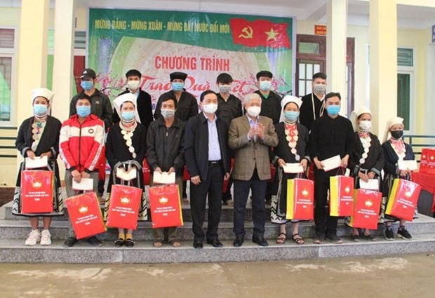 Chủ tịch Đỗ Văn Chiến và lãnh đạo tỉnh tặng quà cho hộ nghèo, gia đình chính sách xã Thịnh Vượng (huyện Nguyên Bình).