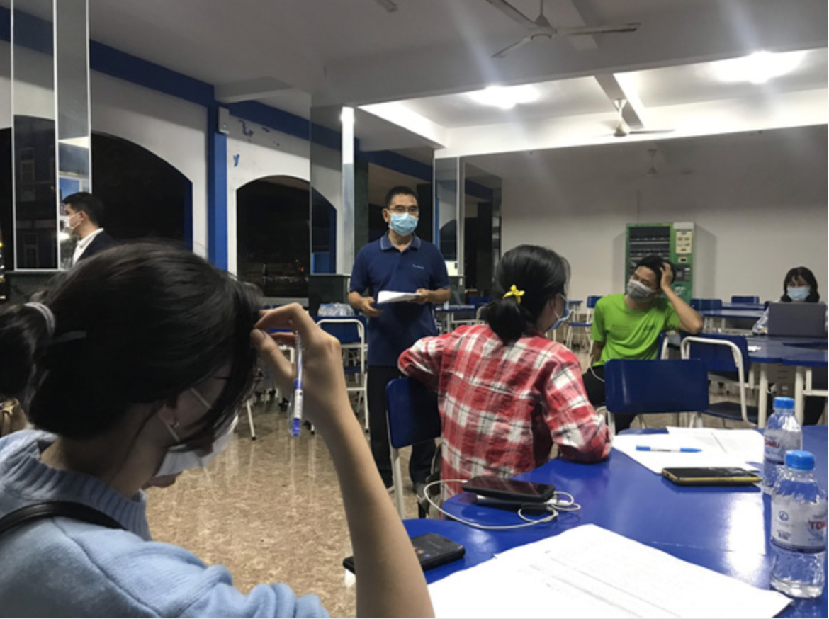 Nhân viên của Trường đại học Thủ Dầu Một hỗ trợ Trung tâm kiểm soát bệnh tật lấy thông tin của các sinh viên tiếp xúc gần với bệnh nhân. Nguồn: báo Tuổi trẻ.